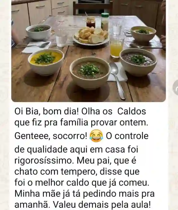 Print de WhatsApp com feedback de aluna do curso de Caldos