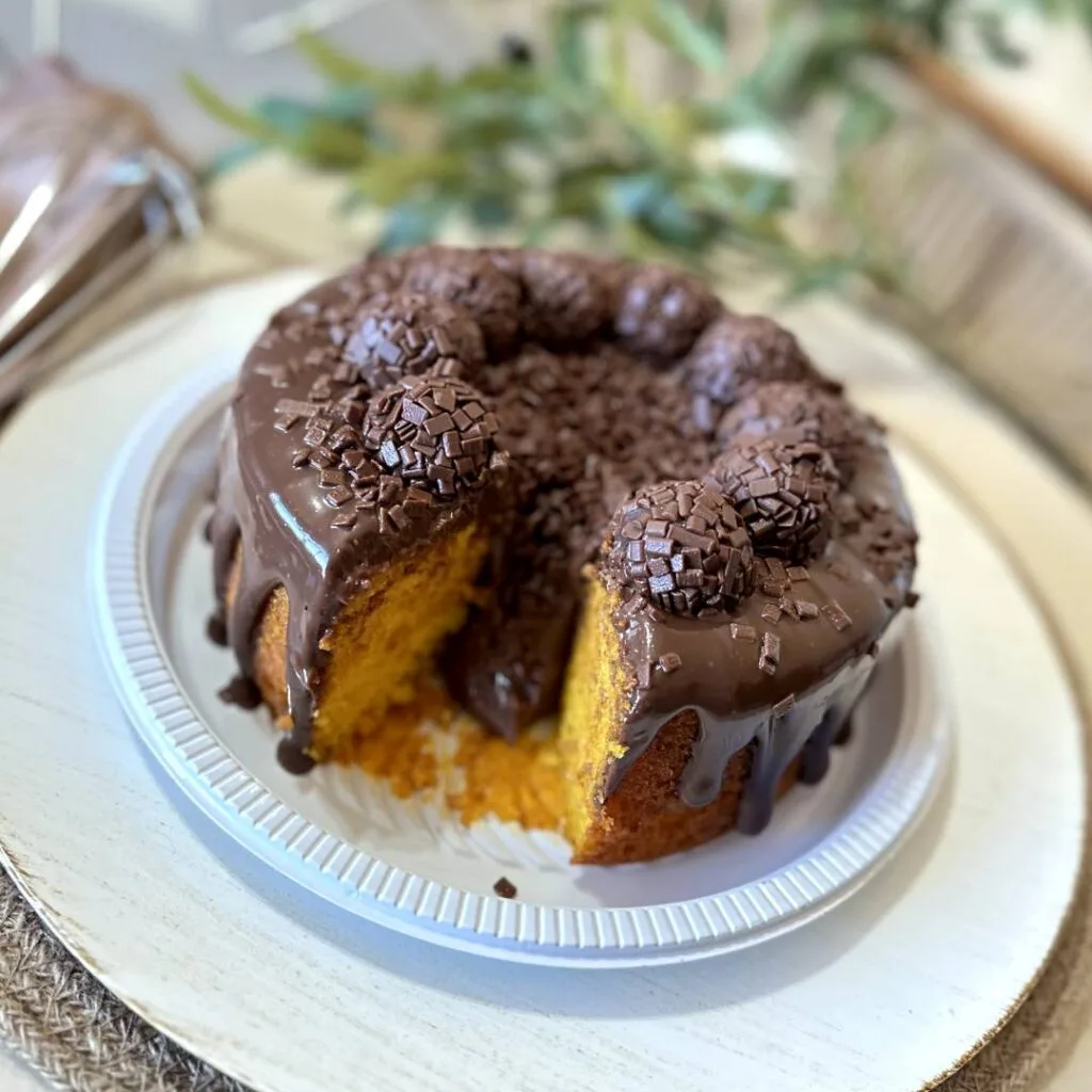 Bolo de cenoura com calda de chocolate