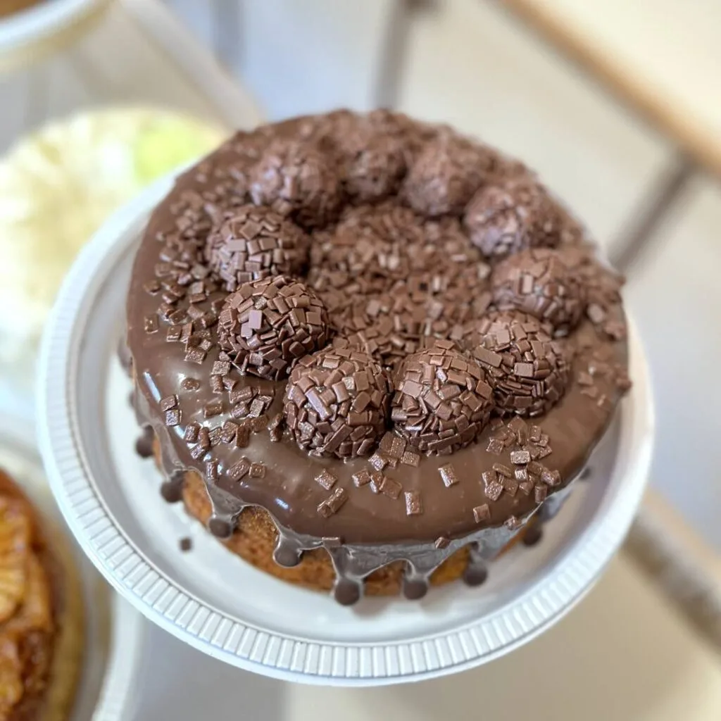 Bolo de chocolate com brigadeiros e granulado