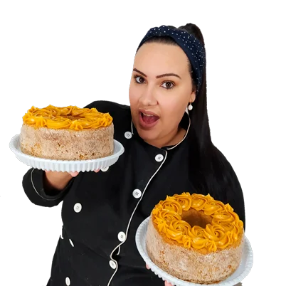 Bia Nocete, confeiteira, segurando dois bolos decorados com cobertura de doce de leite