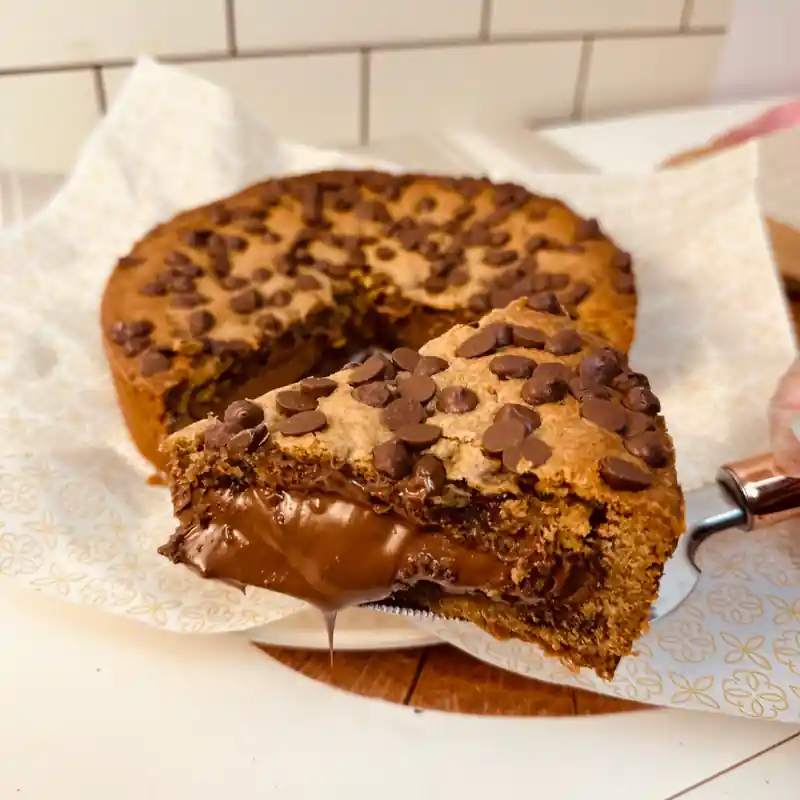 Cookie pie fatiado com recheio escorrendo