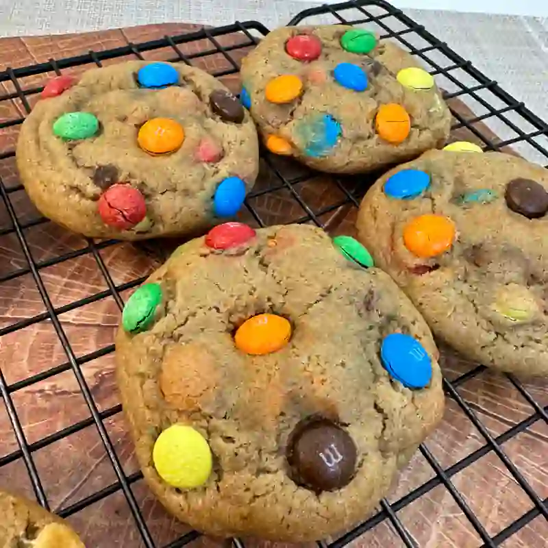 Cookie colorido com confetes de chocolate