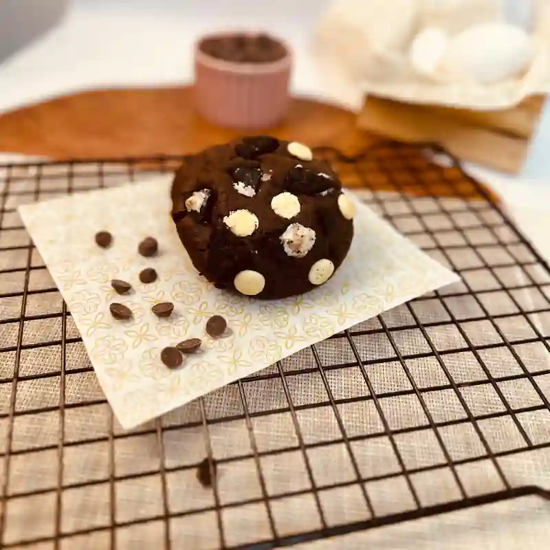 Cookie preto de oreo com recheio branco