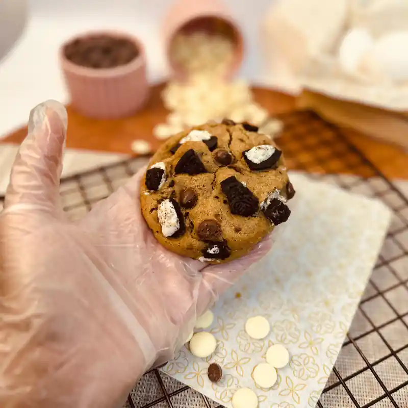 Cookie de oreo com pedaços de biscoito