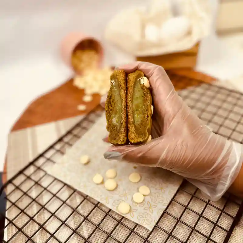 Cookie de pistache com creme e castanhas