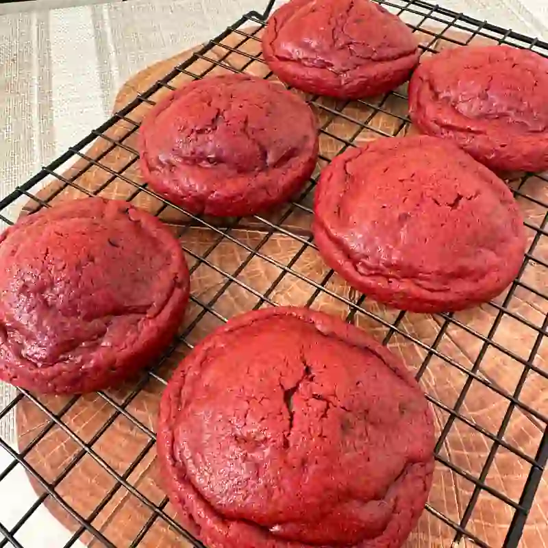 Cookie red velvet com chocolate branco