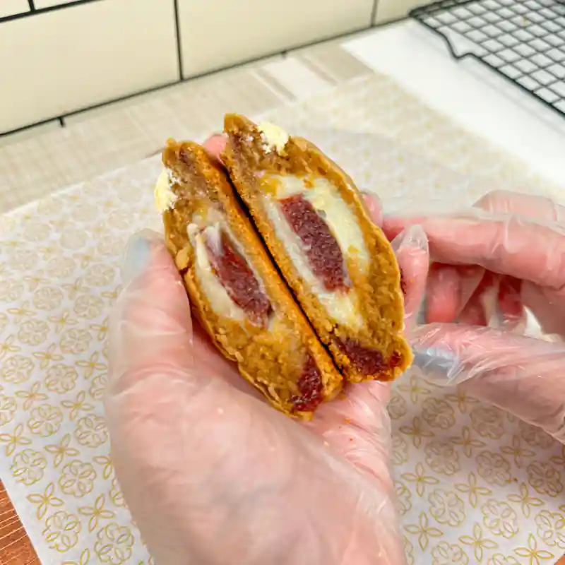 Cookie romeu e julieta com goiabada e queijo