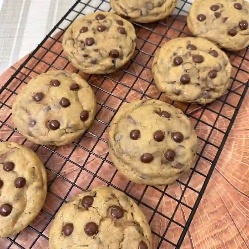 Cookie tradicional com gotas de chocolate