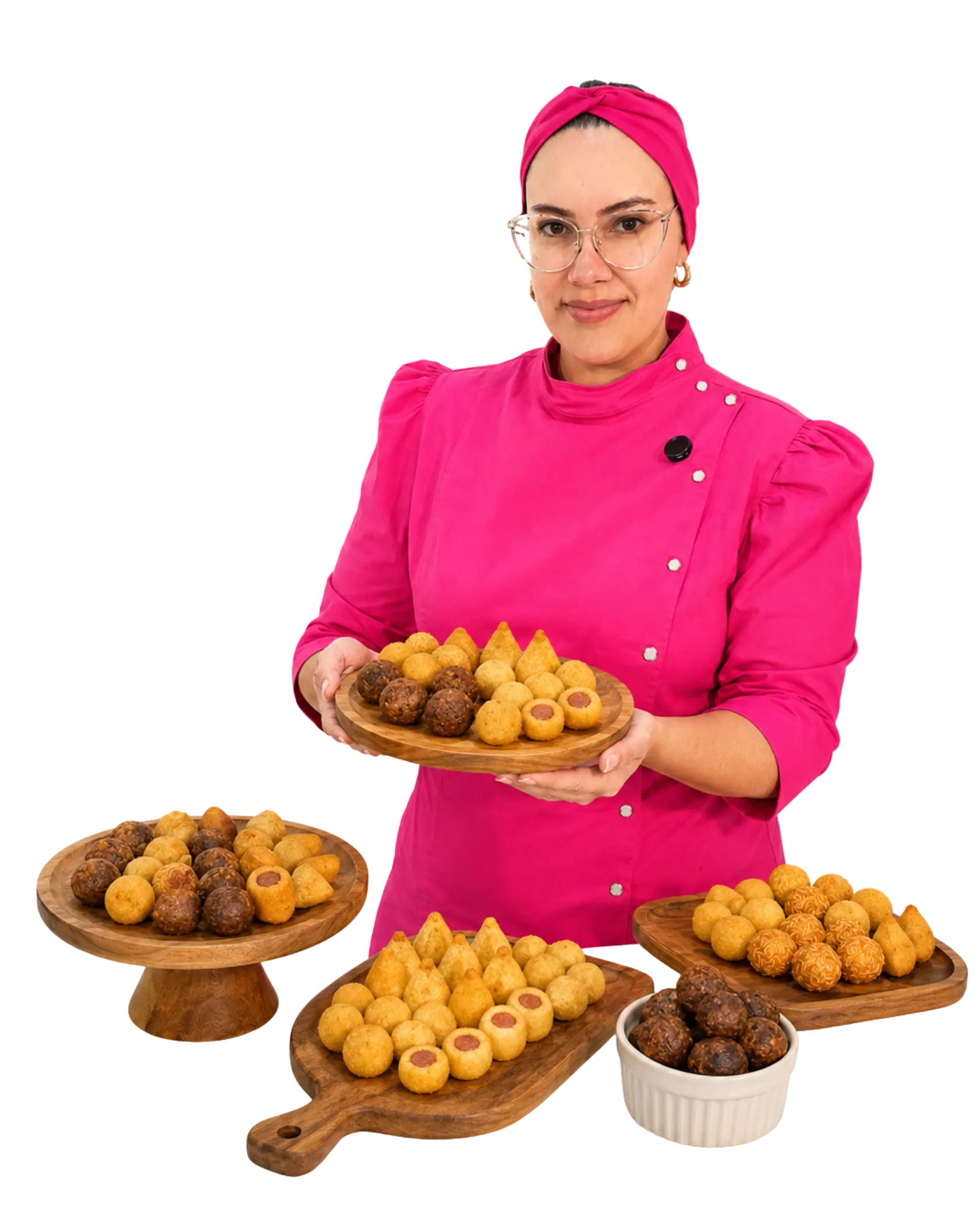 Expert em salgados fritos segurando uma bandeja de salgados