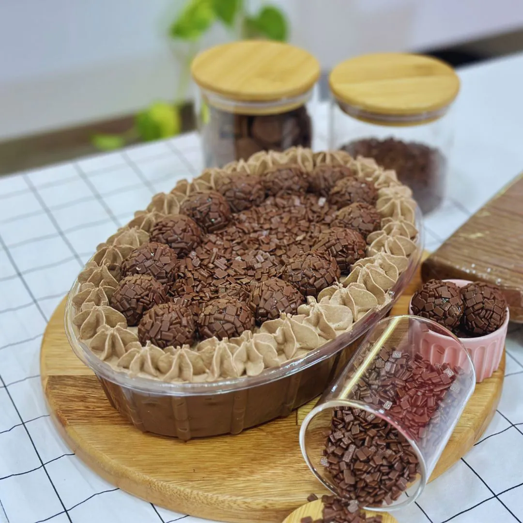 Sobremesa na travessa decorada com morangos e creme