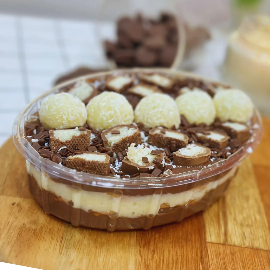 Travessa doce montada com creme e decoração
