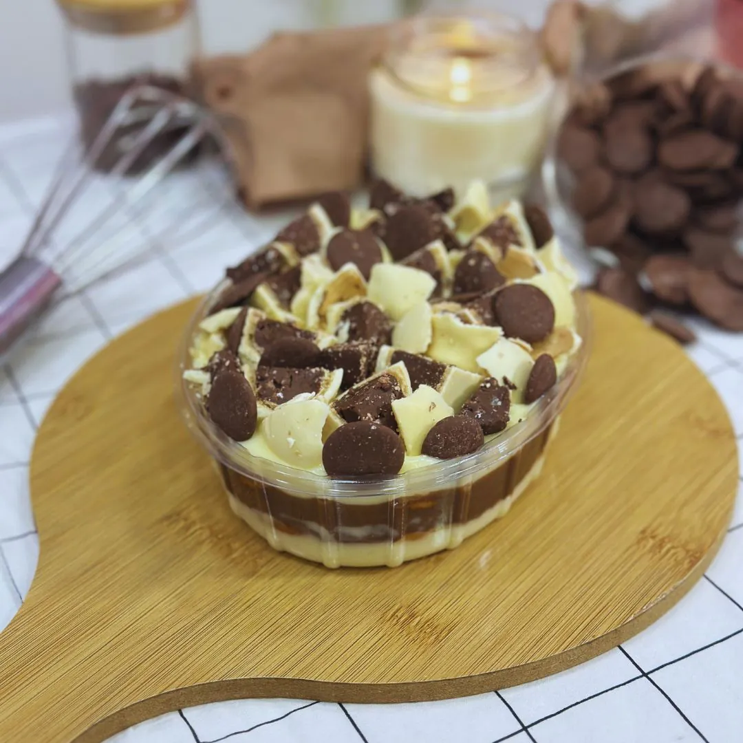 Travessa doce com camadas e cobertura decorada