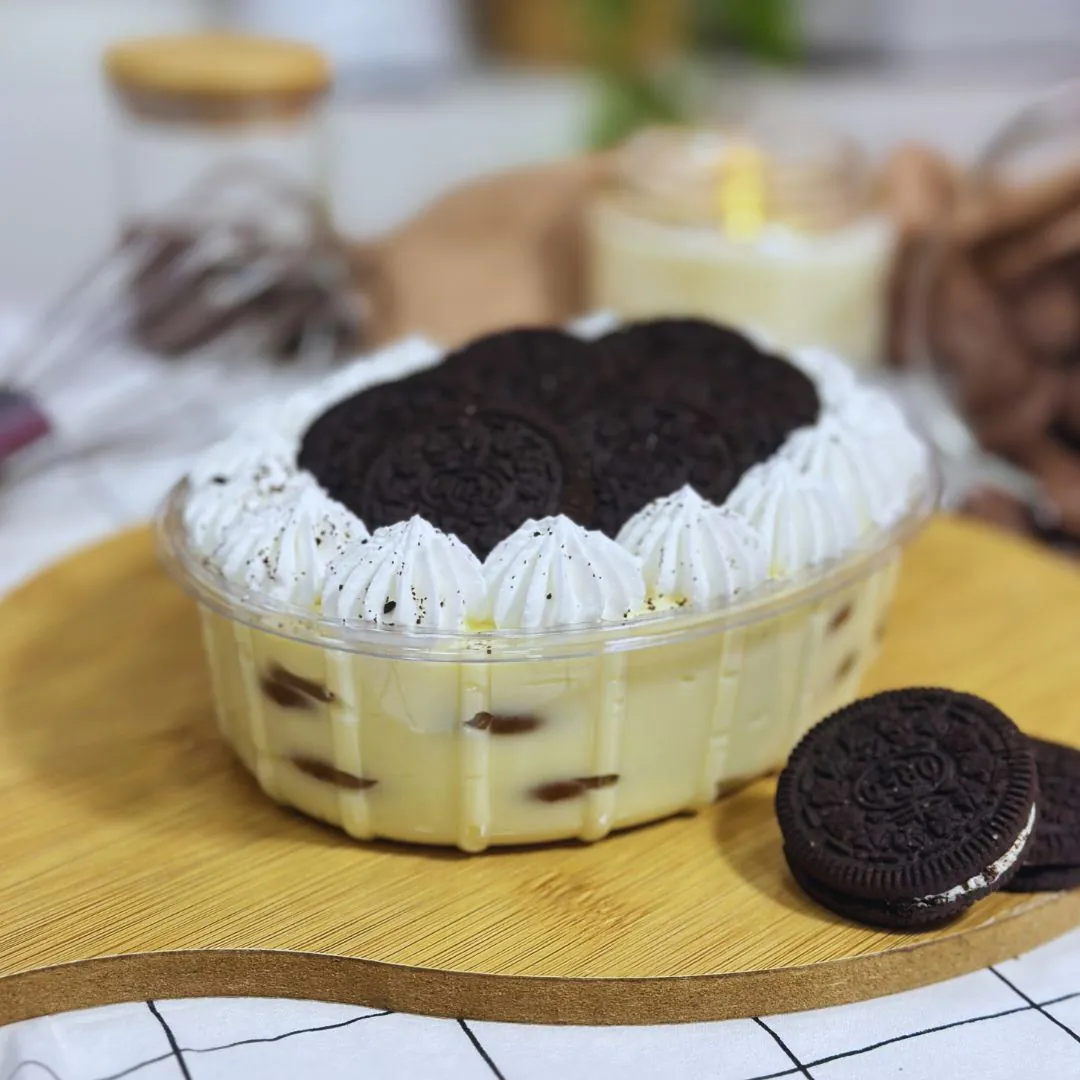 Sobremesa de travessa com creme claro e finalização delicada