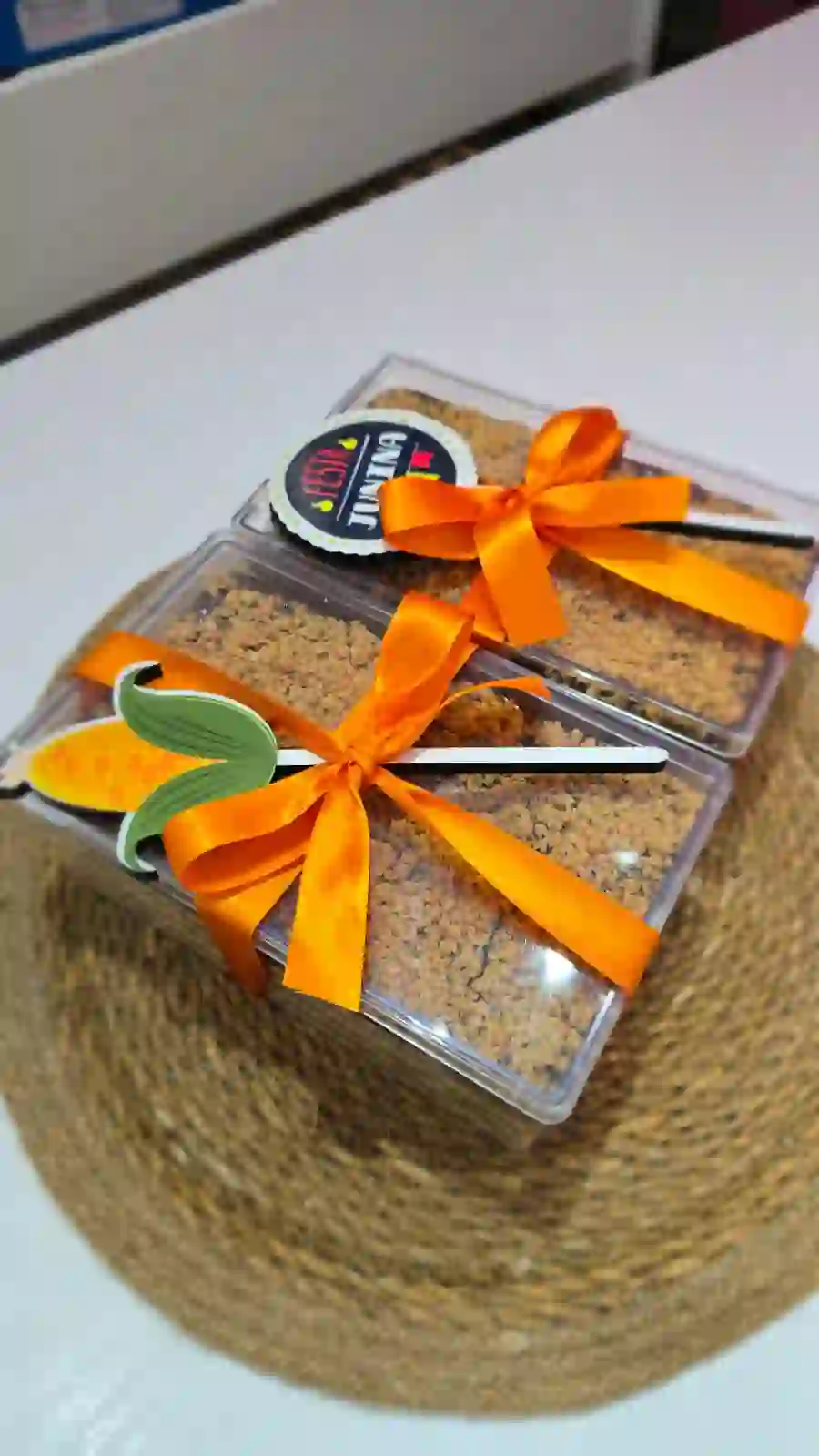 Sobremesas de travessa embaladas com lacos laranja para venda